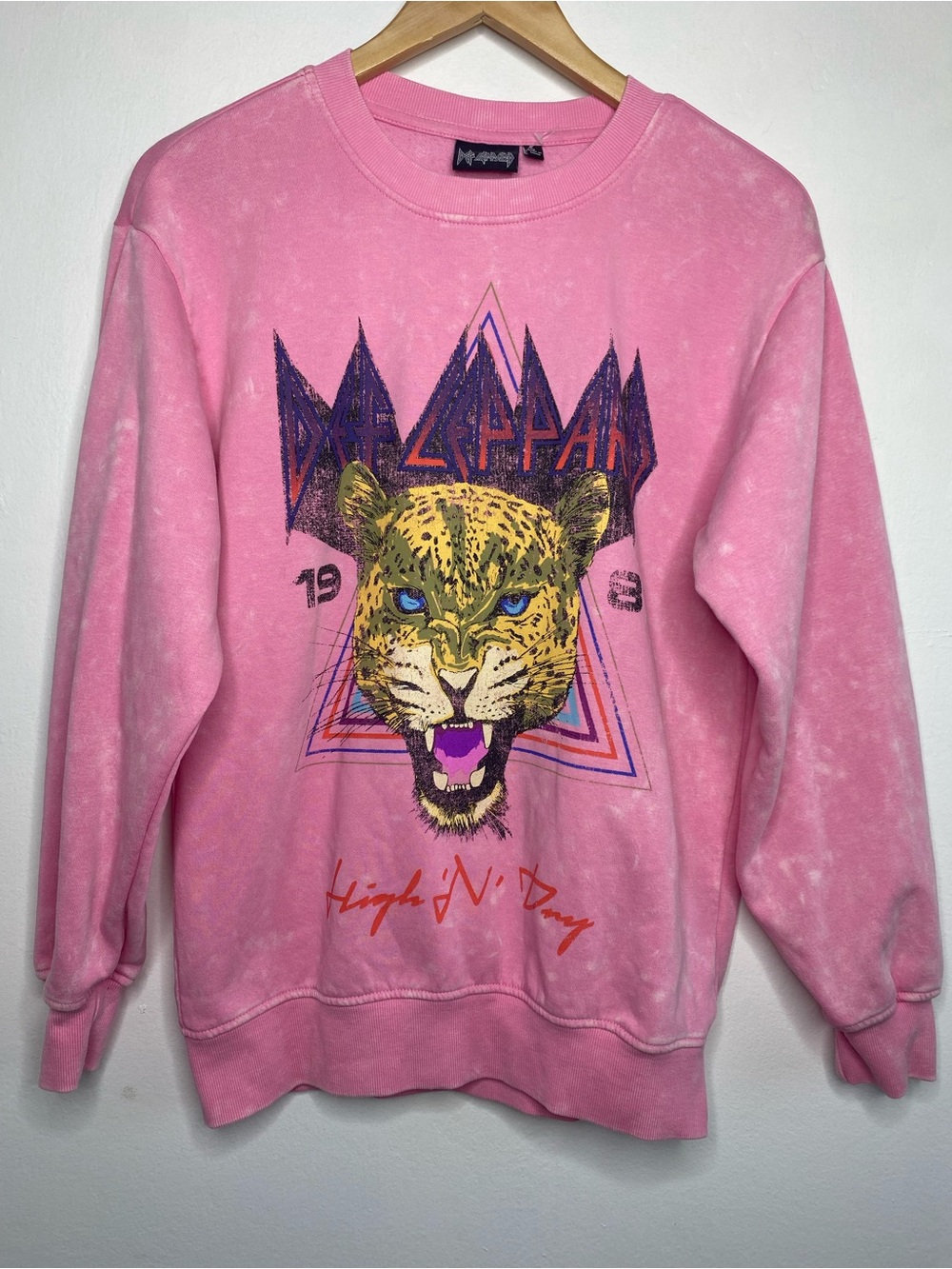 NWOT Def Leppard High N Dry Pink graphic Sweatshirt Size S